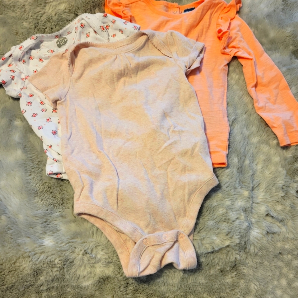 Set of 3 onesies.